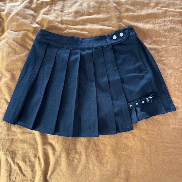Pleated Cut Out Skort with Garter size L - Picture 2 of 5